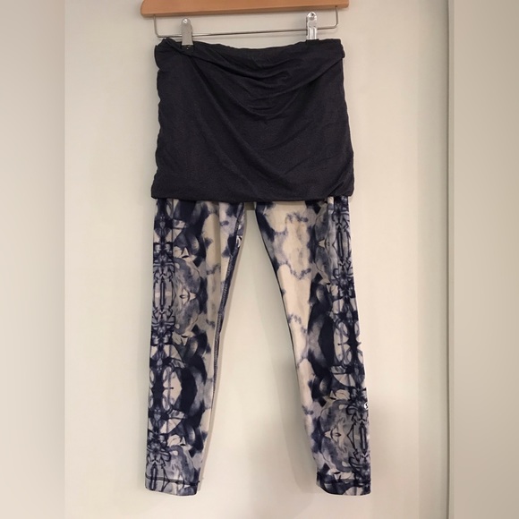 RARE LULULEMON LEGGINGS SIZE 4 - Picture 1 of 4